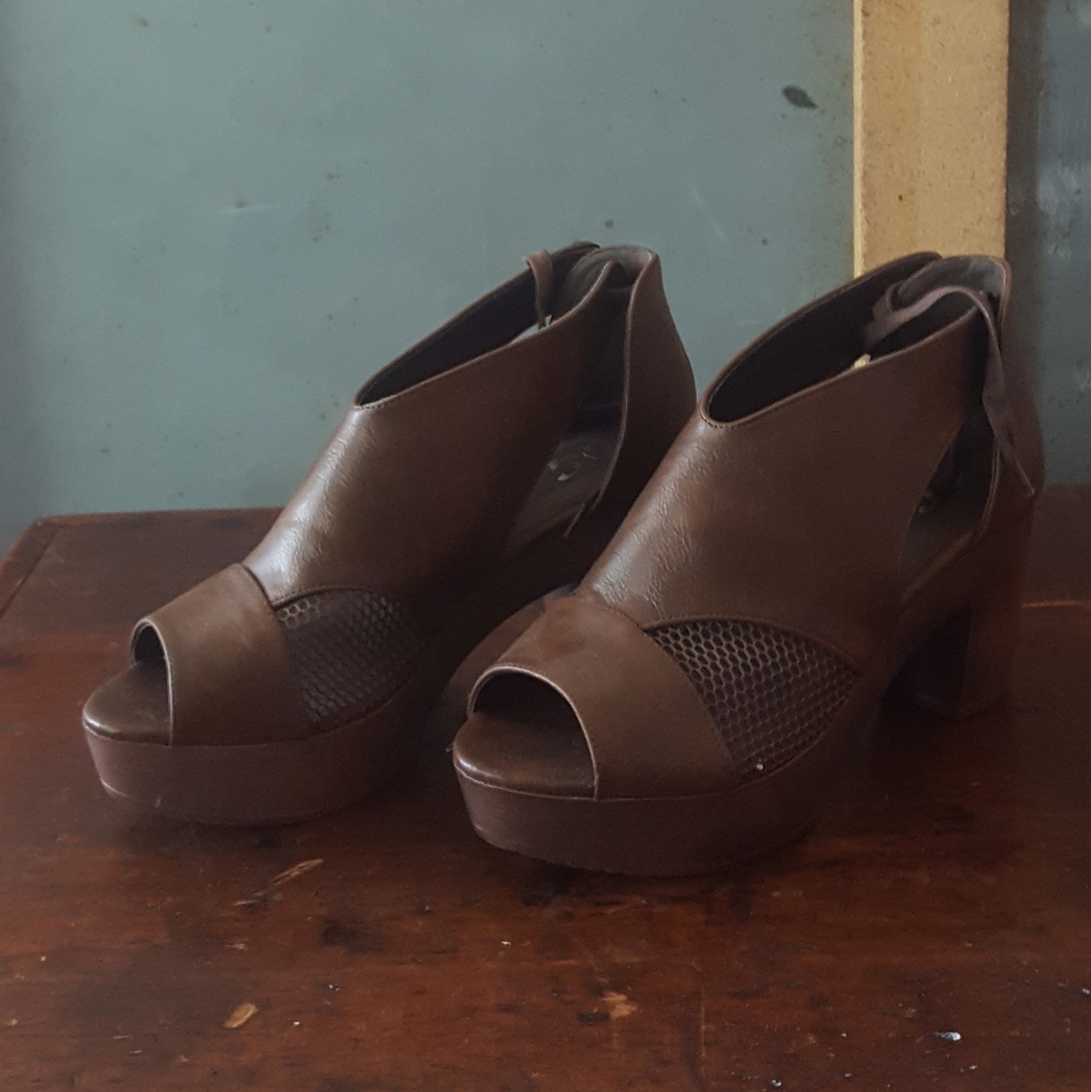 JC Brown chunky heals with mesh detail. NWNT